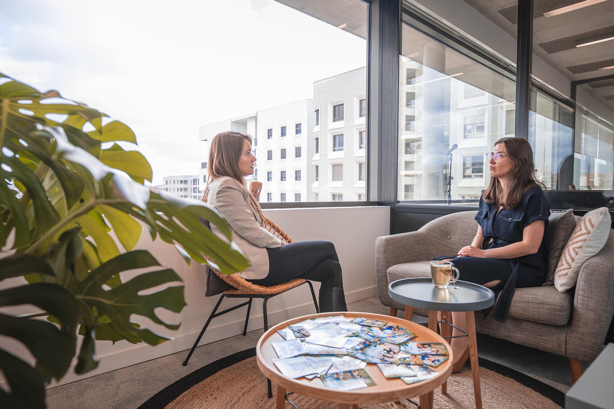 Two colleagues discuss in a cocooning space, relaxing around a cup of tea - premises in Lyon