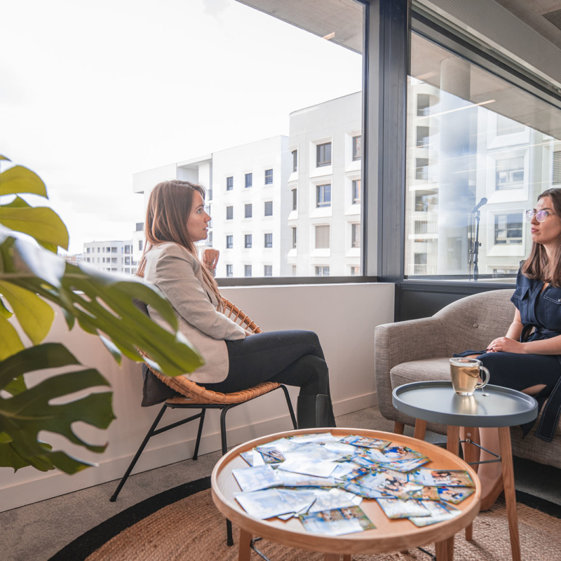Two colleagues discuss in a cocooning space, relaxing around a cup of tea - premises in Lyon