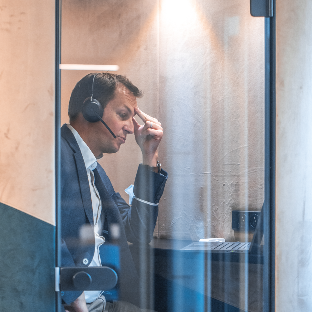 Director in a meeting in an individual workspace in Paris